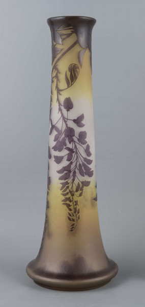 S/CS/1361/ML - Wazon cylindryczny, lekko rozszerzony ku dołowi, z wyodrębnioną niska stopą i rozchylonym wylewem. Korpus bezbarwny, podmalowany żółtym pudrem  - z wyjątkiem części środkowej. Powlekany warstwą fioletową i brązową; w nich trawiona i polerowana dekoracja roślinna: gałąź glicynii z kwiatami.
 
