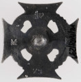 ML/MART/291 - Krzyż harcerski 4-ramienny wykonany z metalu, na środku lilijka harcerska, krzyż otaczają liście wawrzynu; napis na bocznych ramionach 