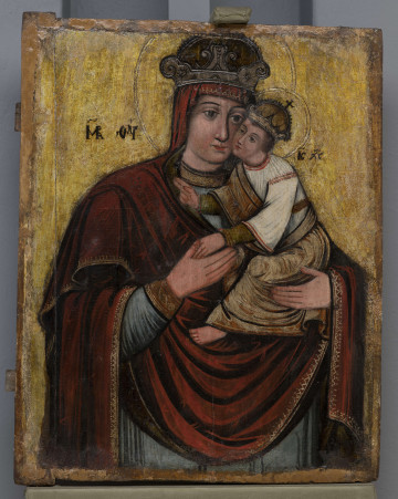 S/Mal/552/ML - Ikona z wizerunkiem Eleusy - Matki Bożej z Dzieciątkiem, przytulonych policzkami. Maryja trzyma Jezusa na lewym ramieniu, a prawą dłonią podtrzymuje jego lewą rękę. Twarz ma zwróconą lekko w stronę Dzieciątka, wzrok skierowany na wprost. Nos szeroki, usta zaciśnięte, wyraz twarzy zamyślony. Ubrana jest w błękitną suknię wykończoną na złoto przy dekolcie i na mankietach oraz czerwony maforion ze złotym wzorem na lamówce. Chrystus zwrócony jest w stronę Maryi, patrzy na nią; prawą dłoń unosi w geście błogosławieństwa. Ubrany jest w złotą szatę spodnią (widoczne mankiety), białą koszulkę przepasaną czerwoną krajką, z czerwonymi zdobieniami na ramieniu i na lamówkach i złoty himation przerzucony przez prawe ramię. Spod szat widoczna jest tylko jedna - prawa stópka. Oboje mają namalowane zamknięte korony, a wokół głów - nimby zasugerowane podwójnym żłobionym w gruncie okręgiem. Tło złocone (?). Po lewej stronie monogram maryjny, po prawej chrystusowy. Ikona wstawiona w obudowę ołtarzową, najprawdopodobniej wtórnie – (obudowa zasłania fragmentu nimbu i korony Maryi). Obudowa naśladuje elementy architektoniczne: flankuje ikonę dwiema ustawionymi na podstawie (zdobionej motywem kwiatowym oraz w narożach dwoma kaboszonami) półkolumnami o kapitelach z motywem kimationu, na nich zaś wspiera się stylizowany architraw, fryz (z kaboszonami nad kapitelami) i profilowany gzyms zdobiony motywem roślinnym.