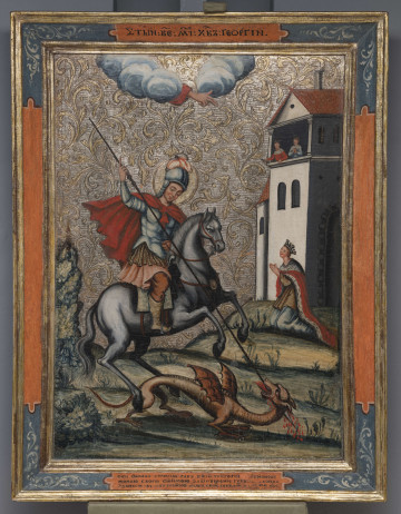 S/Mal/541/ML - Ikona przedstawia św. Jerzego Męczennika zabijającego smoka. Święty ukazany jest jako konny rycerz: ubrany jest w łososiową tunikę, stalowo-błękitny pancerz z jasnymi pteryges (pasy), brązowe spodnie wpuszczone w szare buty z wysokimi cholewami oraz czerwoną pelerynę. Na otoczonej złotym nimbem głowie ma stalowo-błękitny hełm z jasnoróżowym pióropuszem. Zasiada na siwym koniu, wspiętym na tylnych nogach. Wierzchowiec ma brązową uprząż ze złotym medalionem na piersi. Święty Jerzy lewą dłonią ściąga cugle, w prawej, wzniesionej trzyma długą lancę ze strzemiączkiem, której grotem przebija gardło smoka, wijącego się pod końskimi kopytami. Smok przedstawiony został jako żółtawy wężowaty stwór z błoniastymi skrzydłami, z długą, pokrytą łuskami szyją, ptasimi łapami i ogonem. W tyle po prawej klęczy księżniczka, która wedle legendy przeznaczona była na ofiarę dla smoka i została uratowana przez świętego. Ubrana jest w błękitną suknię, ziemistą tunikę i czerwony płaszcz obszyty futrem, na głowie ma koronę. Dłonie trzyma złożone, spogląda ku górze, gdzie spośród kręgu obłoków wychyla się błogosławiąca dłoń w czerwonym rękawie - Manus Dei. Za postacią księżniczki widoczne są zabudowania miejskie. W loggii widoczna jest para królewska, z koronami na głowach: królowa ma złożone dłonie, ubrana jest w błękitną szatę obszytą gronostajami, król ma szatę czerwoną, również z gronostajami, w prawej wyciągniętej dłoni trzyma klucz. Tło do wysokości zabudowań wypełnia pofałdowany krajobraz ze schematycznie ukazaną roślinnością; powyżej zdobione jest rytym ornamentem roślinnym i chwiejakowaniem oraz jest srebrzone ze śladami złotego lakieru. Całość ujęta jest w rozglifioną, profilowaną ramę na której umieszczono cyrylickie napisy: podpis przedstawienia i inskrypcję fundacyjną. Ikona wzmocniona jest dwiema szpongami wsuwanymi jednostronnie, łączenia 
