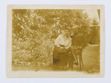 Fotografia przedstawia Jerzego Pola z żoną Zofią z Żyborskich. Małżonkowie siedzą obok siebie, na krzesłach w ogrodzie. Jerzy ubrany w mundur wojskowy, Zofia w jasną bluzkę i długą ciemną spódnicę. Prostokątna fotografia w kolorze sepii, matowa, z jasną obwódką.