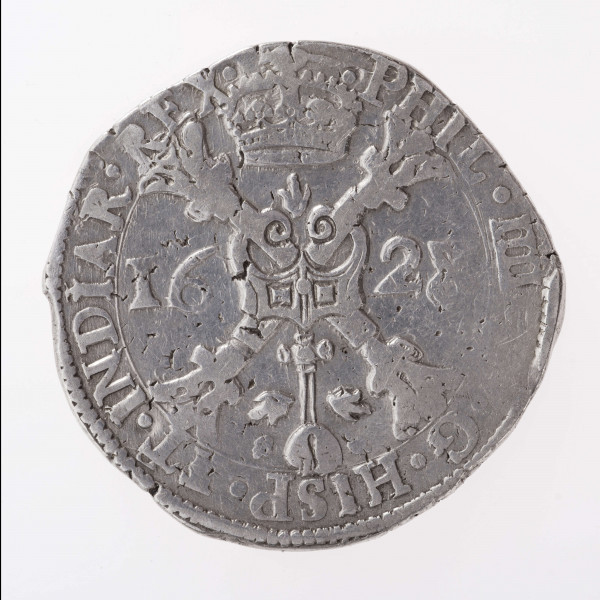 Aw. W tondzie ujętym pojedynczym otokiem liniowym ukoronowany krzyż kwiatowy ze zwieszającą się od niego odznaką orderu Złotego Runa. Krzyż rozdziela datę: 16 – 28; umieszczoną na osi poziomej. Legenda otokowa rozdzielona na górze koroną i spięta znakiem menniczym:
PHIL.IIII.[D].G.HISP.ET.INDIAR.REX

Rw. W tondzie ujętym pojedynczym otokiem liniowym ukoronowana wielodzielna tarcza herbowa ujęta łańcuchem z odznaka orderu Złotego Runa Legenda dookolna rozdzielona na górze koroną:
.ARCHID.[A]VST.DVX.BVRG.CO.ART.Z
