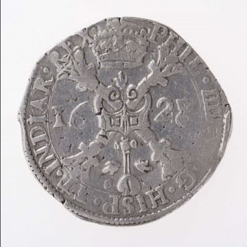 Aw. W tondzie ujętym pojedynczym otokiem liniowym ukoronowany krzyż kwiatowy ze zwieszającą się od niego odznaką orderu Złotego Runa. Krzyż rozdziela datę: 16 – 28; umieszczoną na osi poziomej. Legenda otokowa rozdzielona na górze koroną i spięta znakiem menniczym:
PHIL.IIII.[D].G.HISP.ET.INDIAR.REX

Rw. W tondzie ujętym pojedynczym otokiem liniowym ukoronowana wielodzielna tarcza herbowa ujęta łańcuchem z odznaka orderu Złotego Runa Legenda dookolna rozdzielona na górze koroną:
.ARCHID.[A]VST.DVX.BVRG.CO.ART.Z
