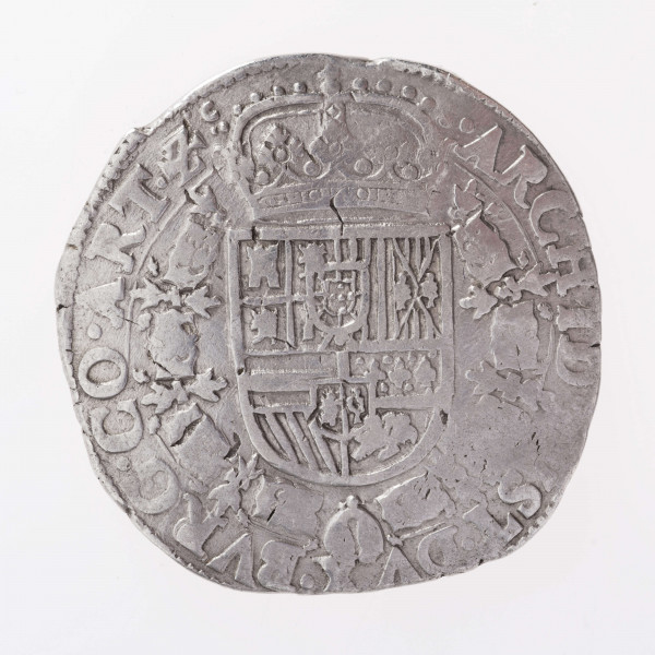 Aw. W tondzie ujętym pojedynczym otokiem liniowym ukoronowany krzyż kwiatowy ze zwieszającą się od niego odznaką orderu Złotego Runa. Krzyż rozdziela datę: 16 – 28; umieszczoną na osi poziomej. Legenda otokowa rozdzielona na górze koroną i spięta znakiem menniczym:
PHIL.IIII.[D].G.HISP.ET.INDIAR.REX

Rw. W tondzie ujętym pojedynczym otokiem liniowym ukoronowana wielodzielna tarcza herbowa ujęta łańcuchem z odznaka orderu Złotego Runa Legenda dookolna rozdzielona na górze koroną:
.ARCHID.[A]VST.DVX.BVRG.CO.ART.Z
