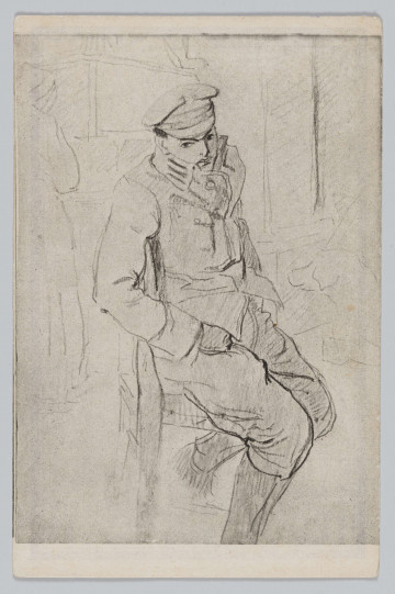 ML/H/3203/3 - Pocztówka z serii XVI – „Typy Żołnierskie” wg rysunku Leopolda Gottlieba. Przedstawia postać żołnierza w okrągłej czapce z daszkiem, z rozpiętym kołnierzem kurtki, siedzącego bokiem na krześle, z rękoma w kieszeniach spodni munduru. Na kołnierzu oznaczenia szarży wojskowej. Ujęcie w pionie. W l. d. rogu rysunku podpis autora rysunku i data powstania. Na odwrocie karta sygnowana znakiem „NKN” (Naczelny Komitet Narodowy). Linatura w kolorze ciemnoniebieskim. Miejsce na korespondencje, adres i znaczek pocztowy. Napisy informacyjne ciemnoniebieskim drukiem. Brak obiegu pocztowego.