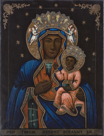 Obraz na płótnie, prostokątny bez ramy, przedstawiający Matkę Boską Częstochowską. Madonna w szafirowo-granatowej szacie wierzchniej, z czerwono-rdzawą podszewką widoczną przy załamanych fałdach oraz ozdobnym szlakiem lamującym – pomiędzy beżowymi krawędziami na brązowym tle beżowe kropki. Spodnia szata sukni zielono-turkusowa, ze wzorem dekoracyjnym ułożonym z białych kropeczek układających się w pasy i kwiatki. Pod szyją takimi samymi kropeczkami zaznaczonym naszyjnik z krzyżykiem. Dzieciątko w sukience różowo-czerwonej o wzorze dekoracyjnym z białych kropeczek układających się w kwiatki, oblamowanej podobnym szlakiem z beżowymi kropeczkami, jak szaty MB. Twarz i dłonie postaci w ciemnobrązowej tonacji, a rysy podkreślone ciemną cienką kreską konturową. Na prawym policzku MB charakterystyczne dwie pionowe rysy. Prawa dłoń przyciśnięta do piersi. Dzieciątko prawą rękę ma uniesioną w geście błogosławieństwa, lewą przytrzymuje złożoną na kolanach zamkniętą księgę w kolorze turkusowym, jak suknia spodnia MB.
Obie postaci na głowach mają złoto-beżowe korony, z bogatym ornamentem geometrycznym imitującym kamienie szlachetne, w kolorze szafirowym i czerwono-pomarańczowym, z białymi akcentami. Korona MB podtrzymywana z obu stron przez anioły, w białych szatach z niebieskimi naramiennymi szarfami i zaróżowionymi skrzydłami. Wokół głów postaci, za koronami, aureole złociste o zygzakowatym i palmetowym  zdobieniu. 
Tło ciemnogranatowe z namalowanymi w górnych narożnikach ozdobnymi winietkami w beżowo-złotym kolorze. U dołu obrazu, na poziomym pasie szarego koloru, czarną farbą malowany napis: POD TWOJĄ OBRONĘ UCIEKAMY SIĘ.