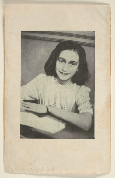 Strona tytułowa „Journal de Anne Frank” z fotografią autorki. Na pierwszej karcie znalazła się dedykacja w języku francuskim. W przekładzie na polski: „Naszej małej i dużej córce od starej mamy i starego taty. Marek i Gina / 3 września 1950”.