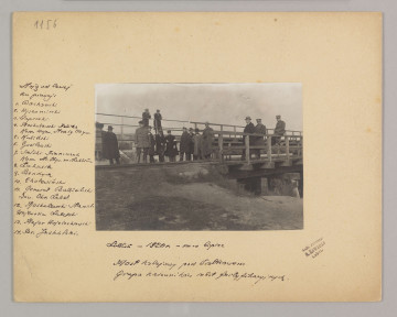 ML/H/F/26/1 - Fotografia grupowa kierowników robót fortyfikacyjnych, stojących na moście, podpisana. Naklejona na kremową tekturę z wytłoczoną ramką. Po lewej stronie odręcznie spis osób.
