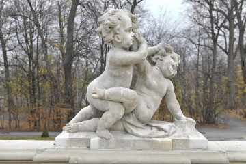 ujęcie od strony pierwszej. Dziewczynka i chłopiec są splątani w walce. Po lewej stronie kompozycji chłopiec w pozycji półstojącej lewą rączką próbuje odciągnąć prawą rękę dziewczynki, która szarpie go za włosy.