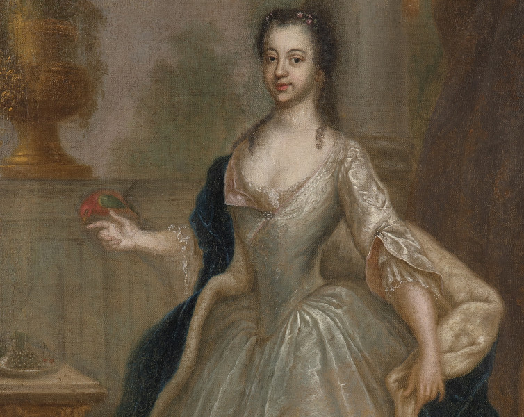 fragment lica obrazu. Postać w ujęciu trzy czwarte. Kadr do kolan. Dama w srebrnej sukni z dekoltem i krynoliną. Przez ramię ma przerzucony płaszcz. Na palcu prawej dłoni siedzi czerwona papużka. Obok blat konsoli, na którym stoi talerz winogron. Z tyłu fragment muru z kolumną, złoty wazon, widok na drzewa i niebo.