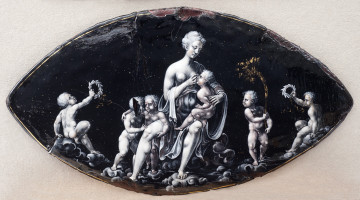 awers, siedząca kobieta karmiąca niemowlę w otoczeniu piątki bawiących się, nagich dzieci.
