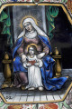 fragment wewnętrznej strony czarki - scena przedstawiająca siedzącą na tronie św. Annę, uczącą czytać małą Marię, złota ramka, w lewym dolnym rogu czarne litery I.L.
