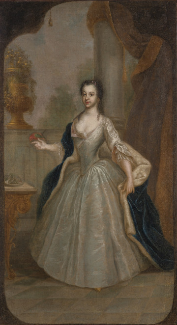 lico obrazu. Postać w ujęciu trzy czwarte. Jest w srebrnej sukni z dekoltem i krynoliną. Przez ramię przerzucony obszerny płaszcz. Na palcu prawej dłoni siedzi czerwona papużka. Dziewczyna stoi w otwartej galerii z widokiem na drzewa i niebo. Obok niej złota konsola. Z tyłu złota kotara, wazon i kolumna.