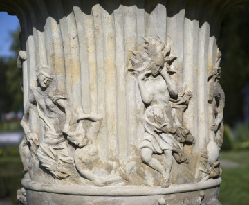 ujęcie od strony pierwszej - zbliżenie na dekorację rzeźbiarską, sceną przedstawiającą postać kobiety z promieniami zamiast włosów oraz postać wlekącą mężczyznę ciągnąc go za włosy.