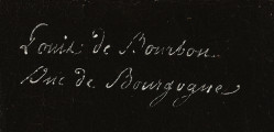 Fragment lica obrazu - napis kursywą białą farbą: Louis de Bourbon duc de Bourgogne. Tło czarne.