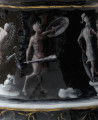 detal strony pierwszej, na czarnym tle nagi satyr z maczugą w prawej ręce, lewa dłoń z tarczą uniesiona w górę.