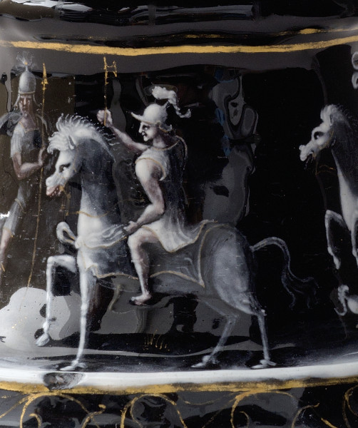 detal strony trzeciej, na czarnym tle rycerz na koniu z halabardą w prawej dłoni zwrócony w lewą stroną, po lewej stojący rycerz z halabardą.