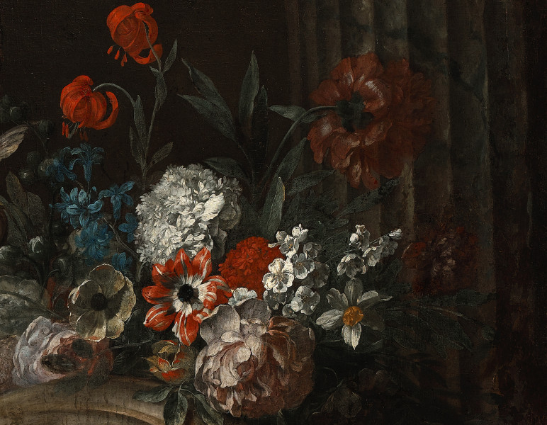 Fragment lica obrazu. Zbliżenie na kompozycję kwiatową. Na tle kolumny ukrytej w głębokim cieniu wyłania się oświetlony punktowo bukiet czerwonych, różowych, błękitnych i kremowych kwiatów, różnej wielkości i kształtu.