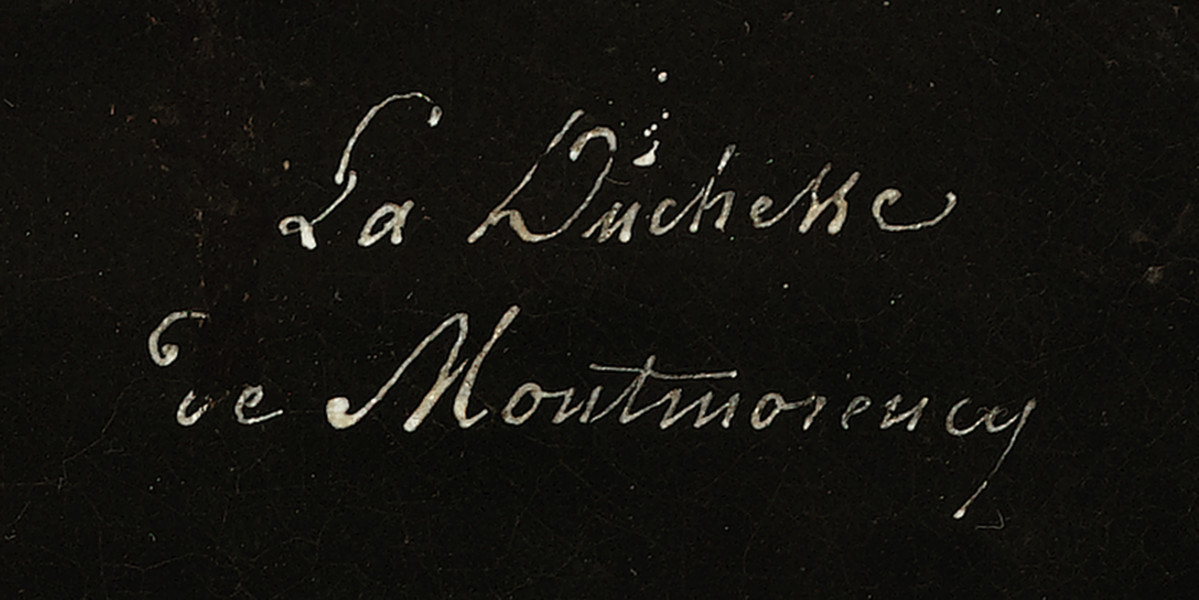 Fragment lica obrazu - napis kursywą białą farbą: La Duchesse de Montmorency. Tło czarne.