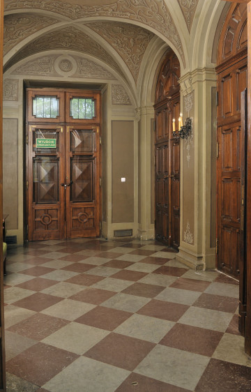 pierwsza część, sklepienie bogato zdobione, widok na ścianę północną i wschodnią, podłoga wzór dużych rombów, trzy pary drewnianych drzwi dwuskrzydłowych.