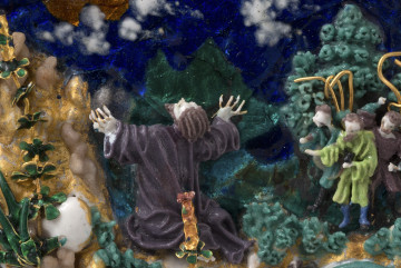 detal awersu ze sceną modlitwy Chrystusa w Ogrójcu, centralnie Chrystus modlący się z rozłożonymi i skierowanymi ku niebo rękami, w tle trzej mężczyźni.
