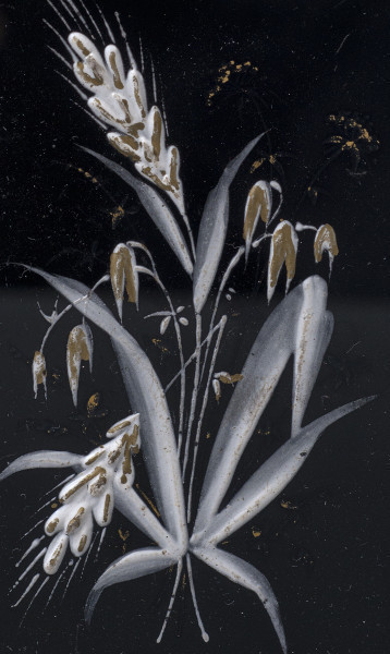 Zbliżenie na dekorację roślinną na awersie. Dekoracja przedstawia bukiet składający się z kłosów, liści i roślin polnych w kolorach białym i jasnobrązowym.