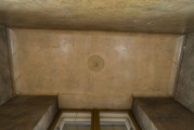 marmoryzowana dekoracja sufitu i fasetyki korytarzyka 66M0022, w centralnej części sufitu rozeta.