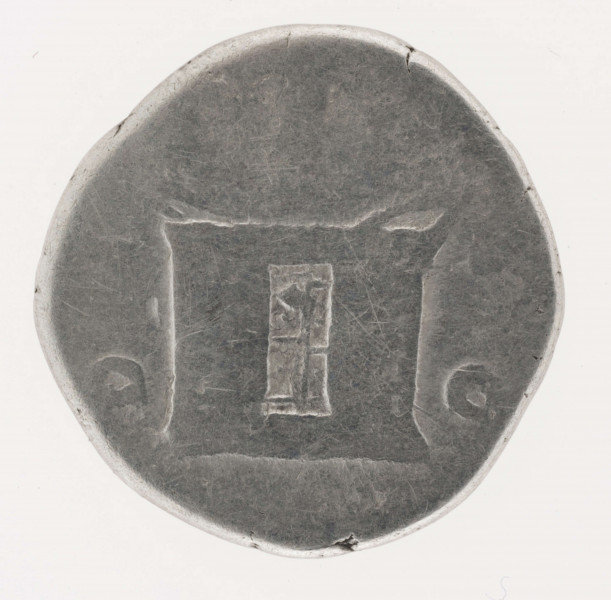 AV. Głowa Antoninusa Piusa w profilu w prawo. W otoku napis:
DIVVS ANTONINVS

RV. Ołtarz. W otoku napis: DI - [VO]P - IO
