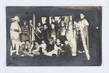 Fotografia przedstawia Adama Żeromskiego w grupie teatralnej w kostiumach historycznych. Zdjęcie wykonano po przedstawieniu.