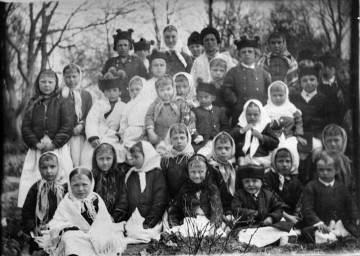 Fotografia czarno-biała przedstawia grupę dzieci w stroju biłorajskim.