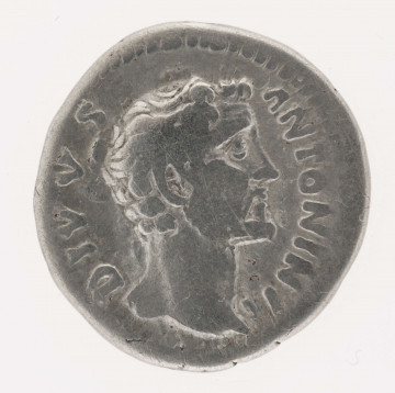 AV. Głowa Antoninusa Piusa w profilu w prawo. W otoku napis: DIVVS ANTONINVS

RV. Orzeł stojący na ołtarzu. W otoku napis: CONSECRATIO