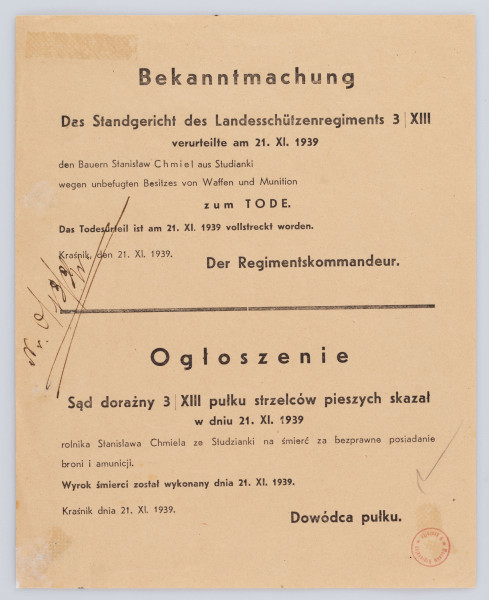 H/483/MRK/ML - Ogłoszenie o wyroku smierci wydanym na Stanisława Chmiela ze Studzianki przez sąd polowy niemieckiego 3/XIII pułku strzelców pieszych. Afisz informujący o skazaniu w dniu 21 XI 1939 r. rolnika Stanisława Chmiela ze Studzianki na śmierć za bezprawne posiadanie broni i amunicji i o wykonaniu wyroku, podpisany przez Dowódcę pułku. Ogłoszenie dwujęzyczne (po niemiecku i po polsku). Drukowane na beżowym papierze. Okupacja hitlerowska.