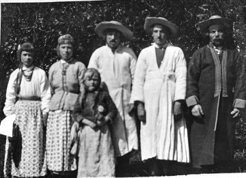 Fotografia przedstawia grupę osób - trzech mężczyzn, dwie kobiety i dziewczynkę - ubranych w stroje ludowe.