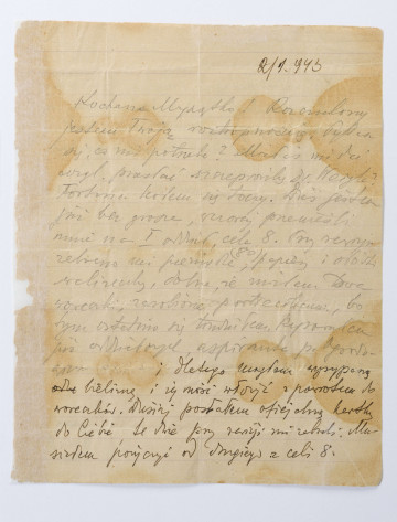 Gryps napisany przez Zenona Waśniewskiego przebywającego w więzieniu na Zamku w Lublinie. Gryps skierowany do żony Michaliny, gryps pisany naprzemiennie ołówkiem i piórem, pismo od lewej do prawej. 
