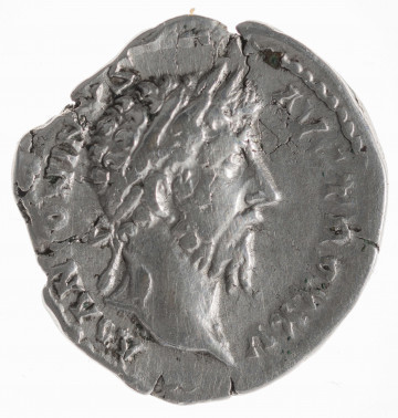 Av.: Popiersie cesarza w prawo. W otoku: M ANTONINVS AVG TR P XXV

Rv.: Roma siedząca w lewo, trzymająca w lewej ręce berło a w prawej Wiktorię. W otoku: COS III
