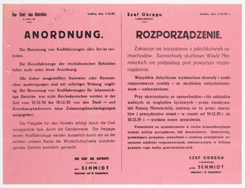 Rozrządzenie w sprawie zakazu korzystania z jakichkolwiek samochodów. Wydane przez Szefa Okręgu Lubelskiego Gubernatora Schmidta. Afisz drukowany na różowym papierze. Tekst dwujęzyczny (po niemiecku i po polsku).