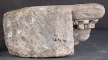  Fragment uskokowego gzymsu nadokiennego zdobionego kimationem lesbijskim. Pochodzi prawdopodobnie z dawnego, renesansowego zamku lubelskiedo.