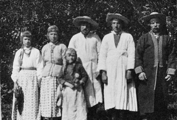 Fotografia czarno-biała przedstawia grupę sześciu osób - trzech mężczyzn, dwie kobiety i dziewczynkę. Są ubrani w biłograjski strój ludowy.