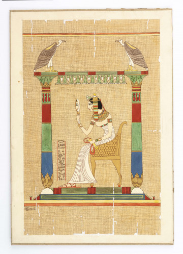 Ilustracja przedstawia kapłankę Kamę, która obserwuje swoją twarz w lustrze. Kobieta siedzi na bogato zdobionym krześle, między dwiema kolumnami, na szczycie których siedzą dwa sępy. 