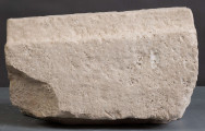   Fragment kamieniarki architektonicznej, ościeża profilowane złożone z półwałków. 