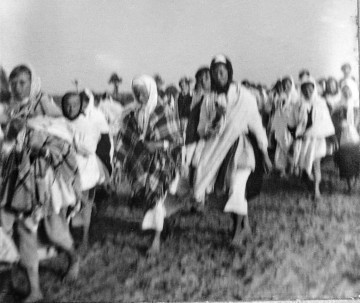 Fotografia czarno-biała przedstawia grupę kobiet.