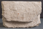   Fragment kamieniarki architektonicznej, ościeża profilowane złożone z półwałków. 