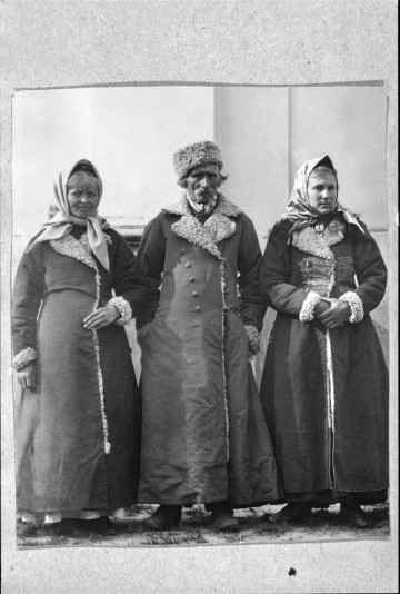 Fotografia czarno-biała przedstawia dwie kobiety i mężczyzna. Ubrani w zimowe stroje ludowe.