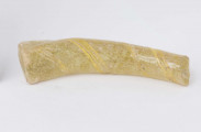 Fragment bransolety szklanej o okrągłym przekroju poprzecznym, miejscami spłaszczona. Wykonana ze szkła o kolorze żółtym z ornamentem spiralnie owijającego paska.