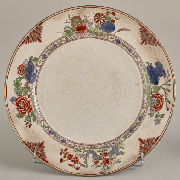 Talerz deserowy, zdobiony motywem roślinnym, kwiatowym i geometrycznym w kolorze zielonym, czerwonym, niebieskim i złotym