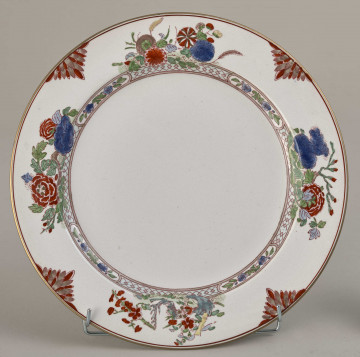 Talerz płytki, zdobiony motywem roślinnym, kwiatowym i geometrycznym