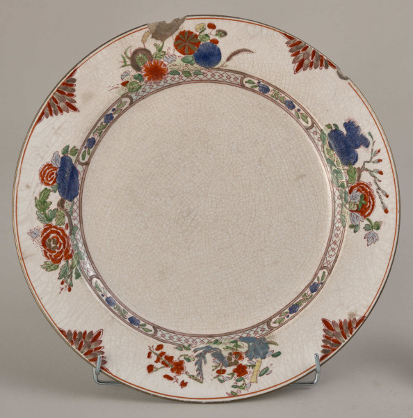 Talerz płytki, zdobiony motywem roślinnym, kwiatowym i geometrycznym