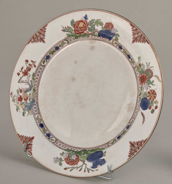 Talerz płytki, zdobiony motywem roślinnym, kwiatowym i geometrycznym