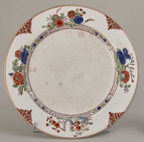 Talerz płytki, zdobiony motywem roślinnym, kwiatowym i geometrycznym