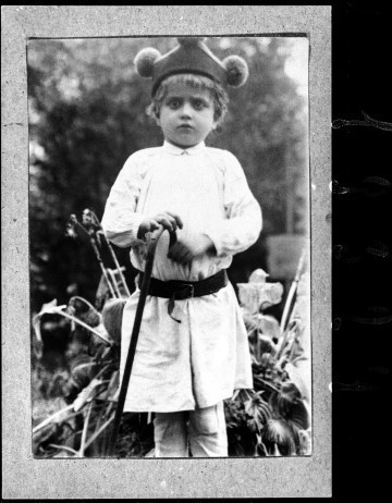 Fotografia portretowa czarno-biała przedstawia kilkuletniego chłopca w stroju biłgorajskim.
